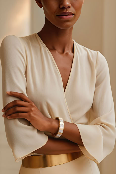 Modella AI con bracciale in oro e diamanti, fotografia still life-ritratto per gioielleria professionale.